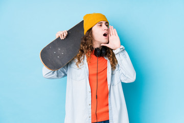 Young caucasian skater man isolated shouting and holding palm near opened mouth. © Asier