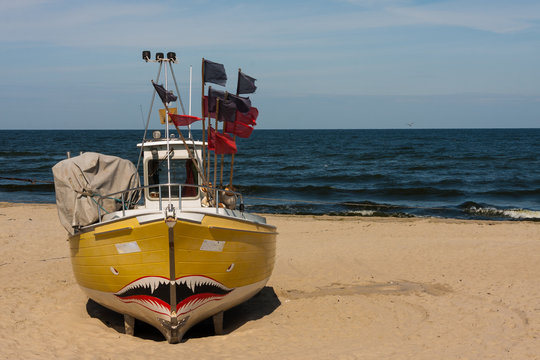 Kuter rybacki na bałtyckiej plaży 