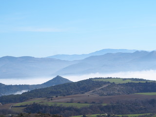 Fototapeta na wymiar la niebla sobre campos y montañas, huesca, españa, europa
