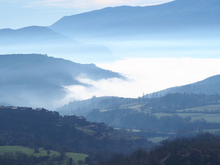 niebla sobre las los campos, con las montañas del montseny al fondo, huesca, españa,