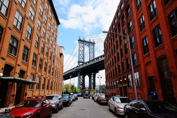 Fotobehang Brooklyn Bridge Manhattan bridge seen from a red brick buildings in Brooklyn street in perspective, New York, USA. Beautiful classic apartments in New York City. Beautiful american street. Famous view.  © YOUproduction