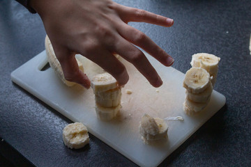 Personne qui coupe des bananes