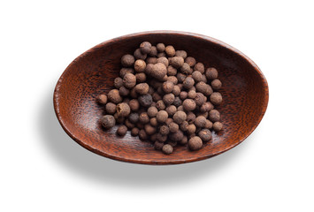 Piment körner in einer Holzschale