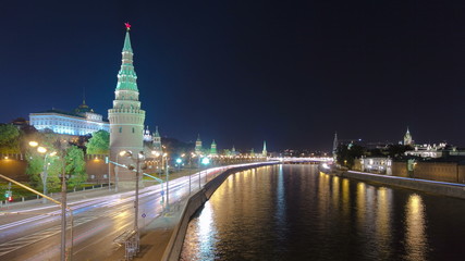 Obraz premium View from the bridge on Moscow Kremlin andthe embankment of the Moscow river timelapse
