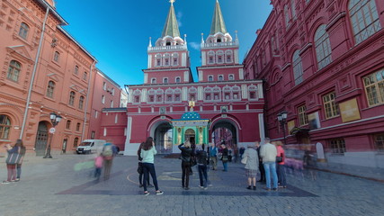 Obraz premium Tourists walk on Red Square near the branch of the Historical Museum and the zero kilometer in Moscow. timelapse