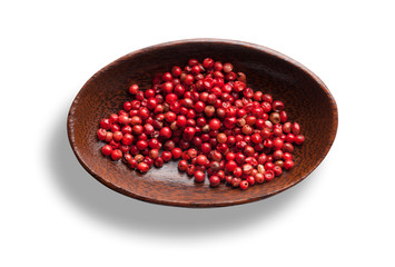 rote Pfefferkörner in einer Holzschale