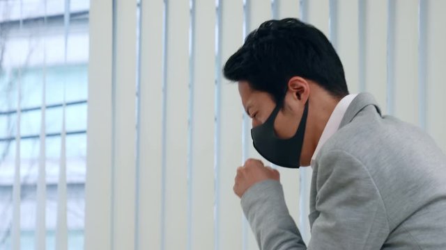咳き込む男性