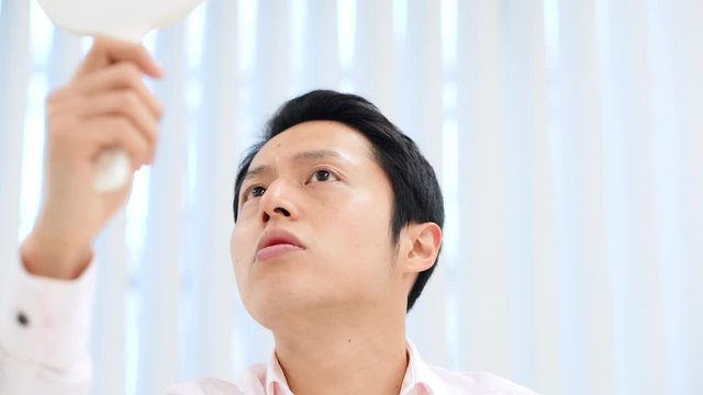 生え際を気にする男性