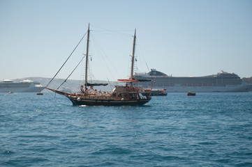 Fototapeta premium Boat on Santorini Beach