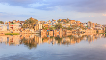 Fototapeta na wymiar Udaipur sur le lac Swaroop Sagar