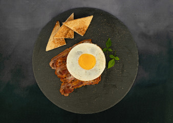 eggs with bacon and toast