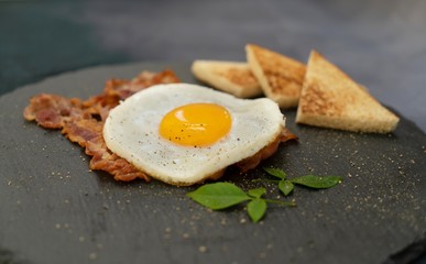 eggs with bacon and toast