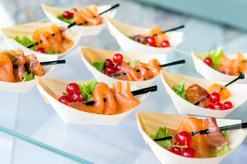 Tray with mini portions of sliced salmon and black currant