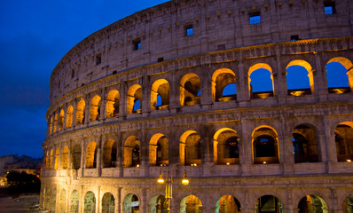 Naklejka premium colosseum at night in rome, italy Euroe