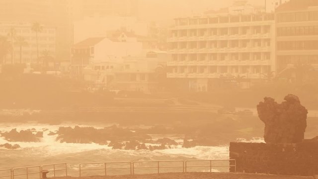 2020/02/23 Puerto de la Cruz, Spanien. Sandsturm aus Afrika &ndash; Dichte Calima zieht &uuml;ber die Kanaren. Eine Calima zieht aus &ouml;stlicher Richtung &uuml;ber die Kanarischen Inseln. 