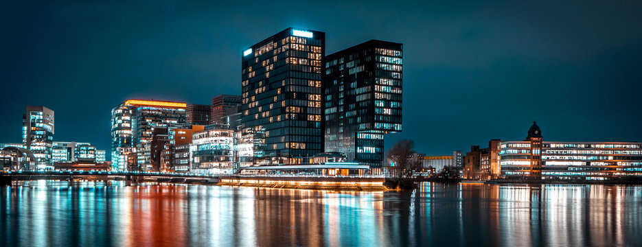 Medienhafen D&uuml;sseldorf bei Nacht
