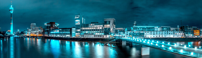 Obraz na płótnie Canvas Medienhafen Düsseldorf bei Nacht