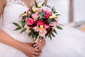 Obraz na płótnie Canvas Brides wedding bouquet in women's hands. wedding flowers