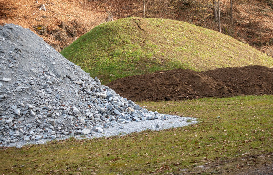 AUSHUB . ERDHAUFEN : EXCAVATION . HEAPS OF GROUND