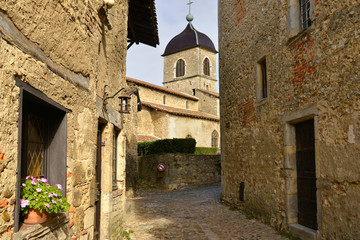 Fototapeta na wymiar Rue des rondes vue sur le clocher de Pérouges (01800), département de l'Ain en région Auvergne-Rhône-Alpes, France