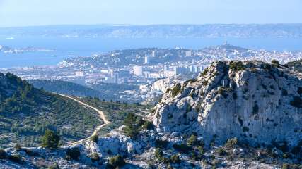 Vue sur Marseille depuis crête de l'Estret