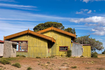 Verfallenes Gebäude im aufgelassenen Bahnhof von Jaramillo, Patagonien/ Argentinien