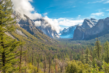 Fototapeta premium Cloudy view over Yosemite National Park