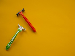 Two unisex razors on the yellow background