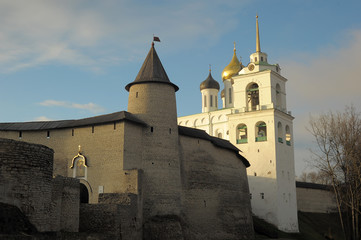 Fototapeta na wymiar Views Pskov Kremlin in the fall day