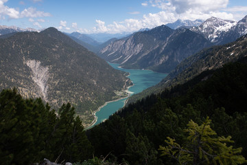 Fototapeta na wymiar Plansee Alpensee Bergsee in Tal