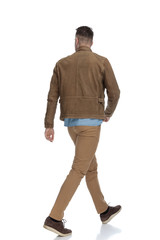 Naklejka premium Rear view of a eager casual man walking