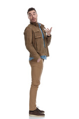 Obraz premium Side view of casual man explaining