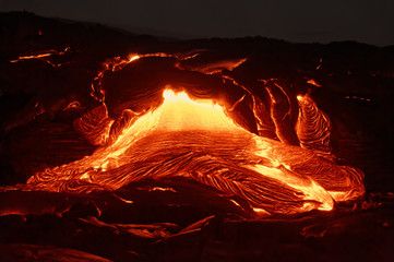 Details eines aktiven Lavastroms, heißes Magma tritt aus einer Erdspalte aus