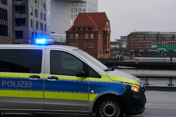 Polizei Eisatzfahrzeug bei Sturmflut