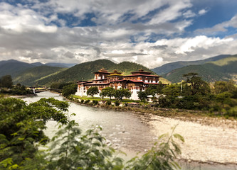 Fototapeta premium The Punakha Dzong or Pungtang-Dechen-Photrang-Dzong between the Pho Chhu river and Mo Chhu river in Bhutan, Himalaya. Until 1955 seat of the Bhutanese government. 