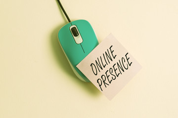 profit présence en ligne Conceptual hand writing showing Online Presence. Concept meaning existence of an individual can be found via an online search Empty note paper stick to computer mouse above a pastel backdrop