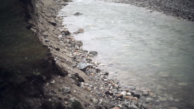 Shallow river, long shot, shallow DOF