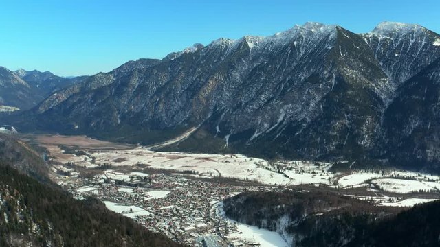 Flug &uuml;ber Oberau bei Garmisch, Winterlandschaft mit Bergen im Hintergrund