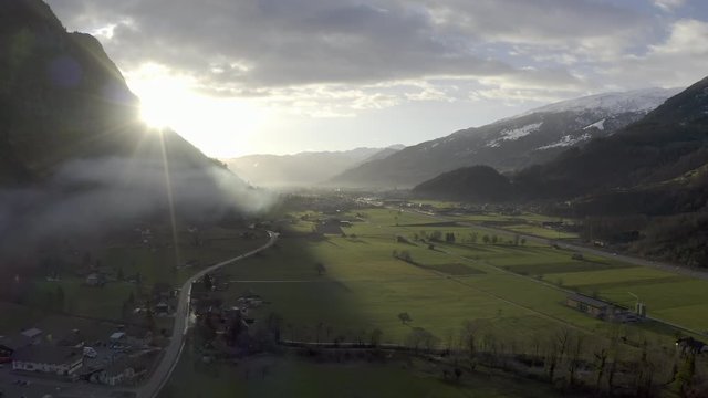 Flug &uuml;ber Flums, Schweiz mit Bergen und T&auml;lern