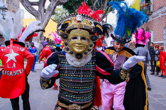 Carnaval mexicano, bailarines mexicanos con brillantes trajes folkloricos mexicanos