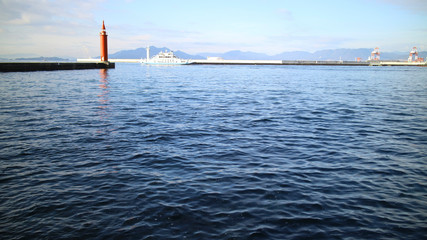 赤い灯台の見える海