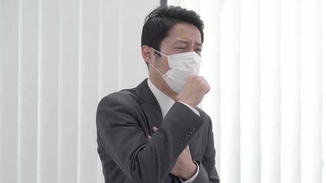 男性　ビジネス　咳