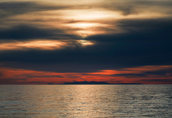 Monti della Calabria sul mare al tramonto