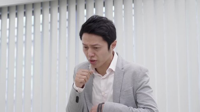 男性　咳　マスクをつける