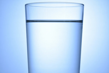 水の入ったグラス	