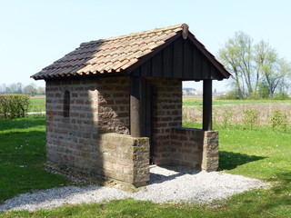 Fototapeta na wymiar Kleiner Tempel römische Strassenstation in Friesenheim / Ortenau