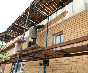 Installation of siding on the walls of the house