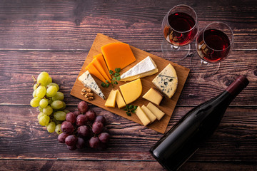 様々な種類のチーズ盛り合わせと赤ワイン