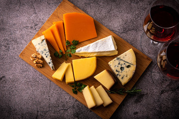 様々な種類のチーズ盛り合わせ