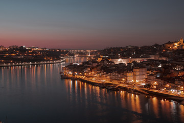 Fototapeta na wymiar Panorámica de Oporto, Vila Nova de Gaia y la desembocadura del río Douro en Portugal.